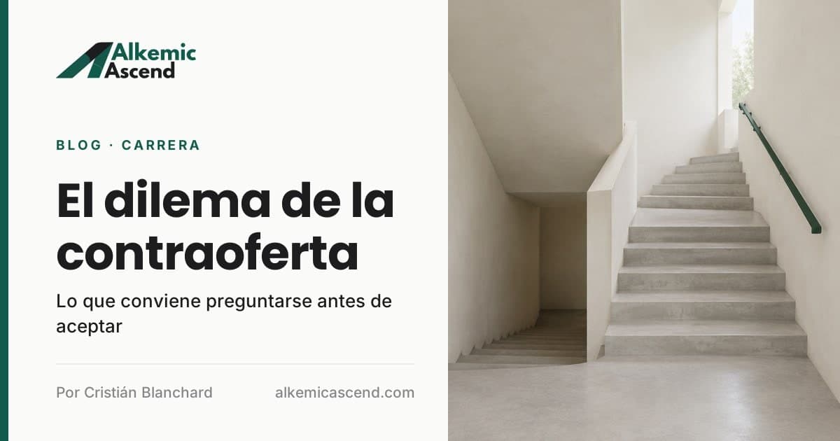 Profesional en una bifurcación: un camino vuelve al edificio de su empresa, donde flota una contraoferta; el otro avanza hacia una meta en el horizonte.